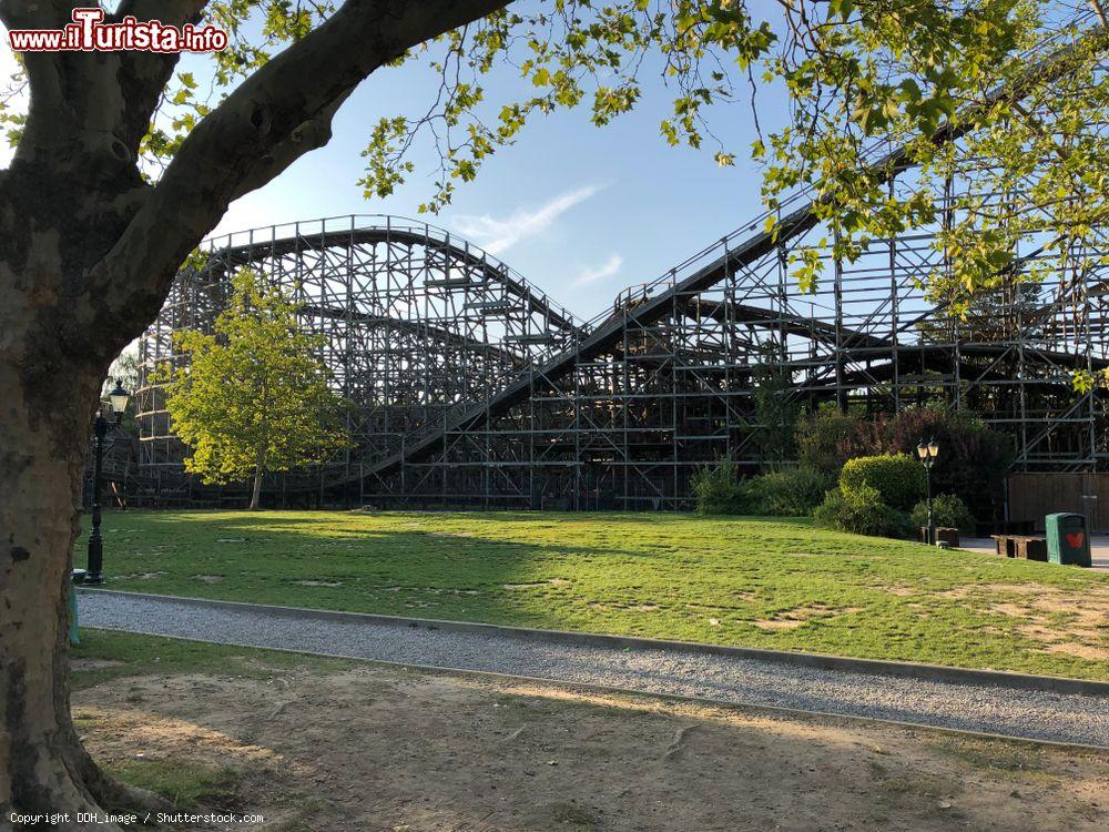 Immagine Montagne russe al parco dei divertimenti di Wavre, Belgio. Siamo al Walibi Six Flags Belgium, meta ormai presa d'assalto dagli amanti del brivido, adulti e bambini - © DDH_image / Shutterstock.com