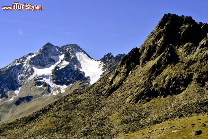 Immagine Scorcio panoramico sulle montagne della Val Senales, una delle valli più affascinanti delle Alpi. Il ritrovamento dell' "uomo venuto dal ghiaccio", ribattezzato Otzi, ha dimostrato che cacciatori e pastori attraversavano questa regione già 5.300 anni fa - © Matteo Festi / Shutterstock.com