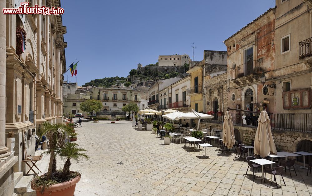 Immagine Montalbano a Scicli: eccoci nella centralissima Via Mormino Penna la via principale del centro barocco di Scicli in Sicilia, teatro di molte scene della fiction televisiva del commissario più famoso d'Italia