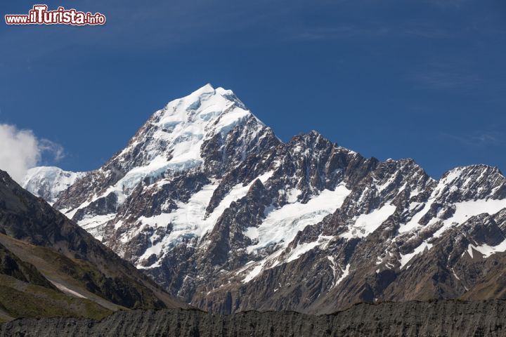 Immagine Il mount Cook, chiamato Aoraki dai Maori, è alto 3.724 metri ed è la cima più alta del Canterbury e dell'intera Nuova Zelanda - © Greg Brave / Shutterstock.com