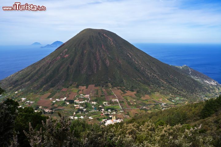 Immagine Monte dei Porri a Salina, Sicilia - L'arcipelago delle Eolie, di origine vulcanica, è situato nel Mar Tirreno, a nord della costa siciliana. Oltre ai due grandi vulcani attivi, Stromboli e Vulcano, comprende anche vari fenomeni di vulcanismo secondario © Phototribe / Shutterstock.com