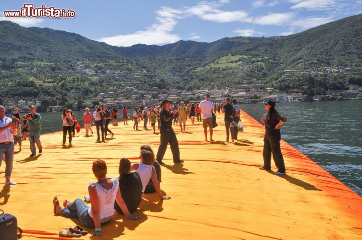 Immagine Monte Isola, GIugno 2016: passeggiando sulle Floating Piers di Christo - © s74 / Shutterstock.com