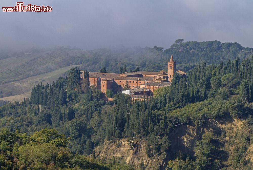 Immagine Monte Oliveto Maggiore il monastero qui fotografato da Chiusure sulle Crete Senesi in Toscana