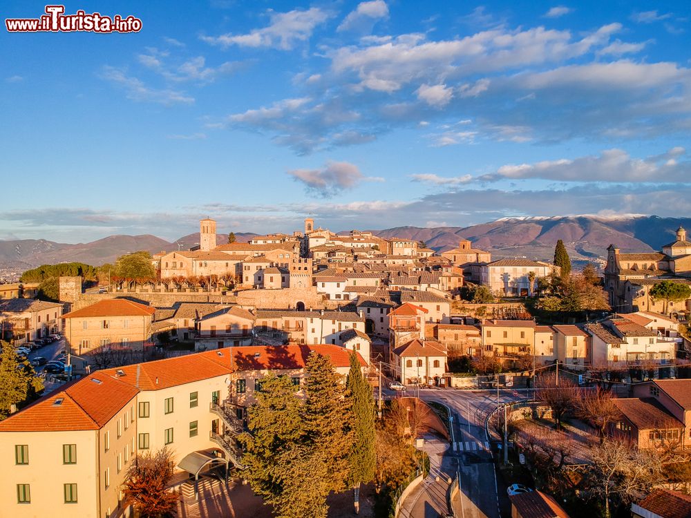 Immagine Montefalco, provincia di Perugia, fotografata in una bella giornata di sole (Umbria).