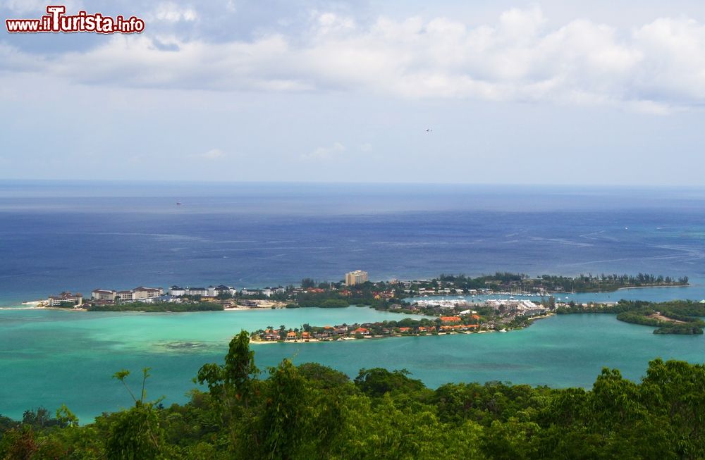 Immagine Montego Bay dall'alto, Giamaica. Spiagge bianche e barriere coralline sono la cornice naturale di Mo'Bay divenuta cittadina elegante, mondana ed esclusiva.