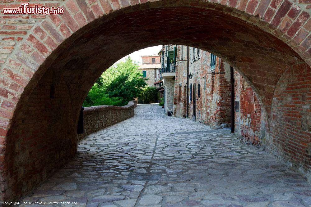 Immagine Monteleone d'Orvieto, Terni: un arco in mattoni nel centro storico del borgo umbro - © Paolo Trovo / Shutterstock.com