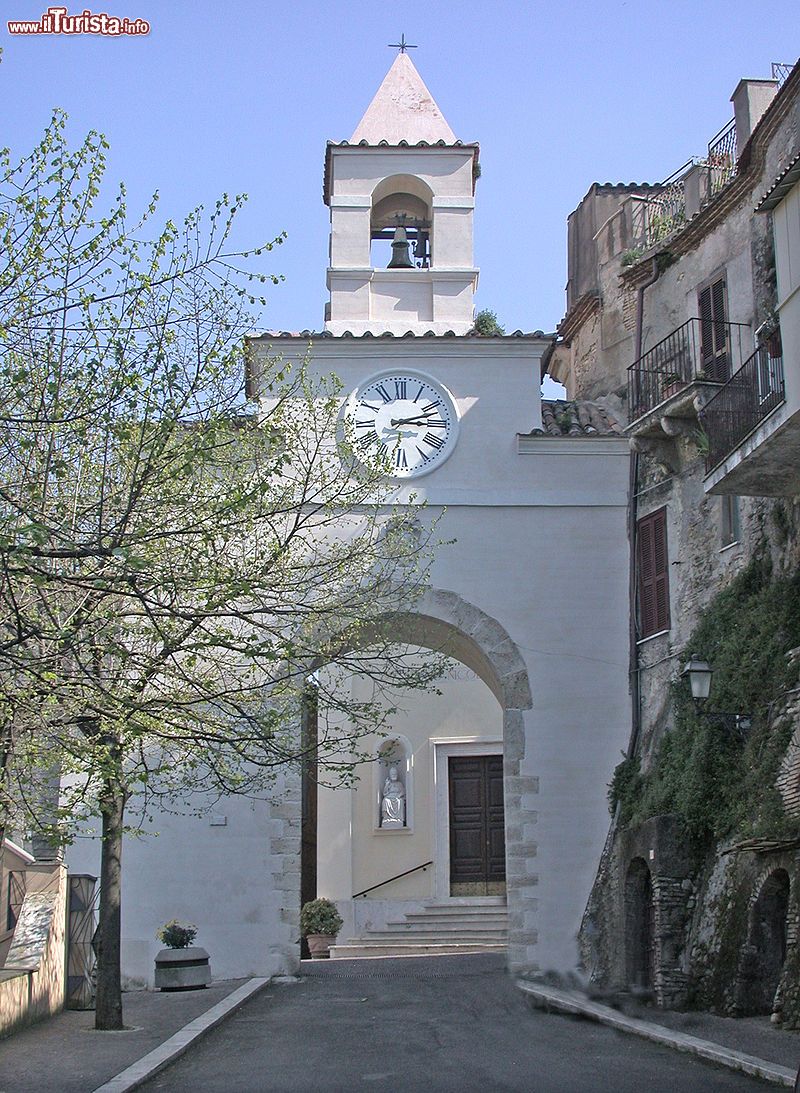 Immagine Montelibretti: ingresso chiesa di San Nicola nel centro storico del borgo laziale - Wikipedia