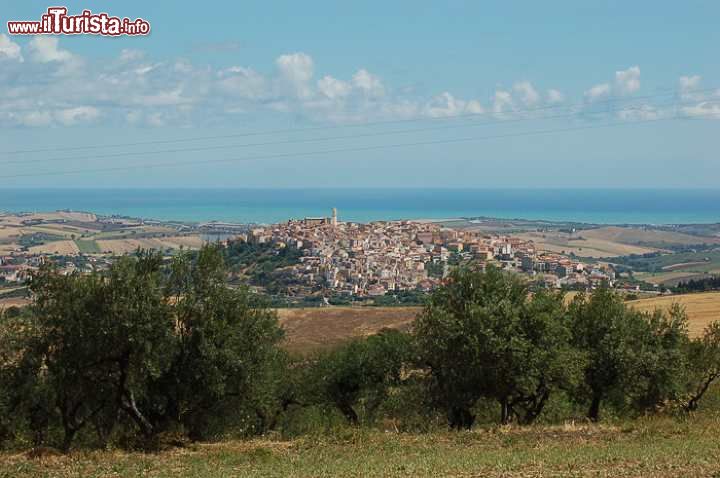 Immagine Il panorama di Montenero di Bisaccia uno dei borghi del Molise  - ©  Montenerodibisaccia - CC BY-SA 3.0 - Wikipedia.