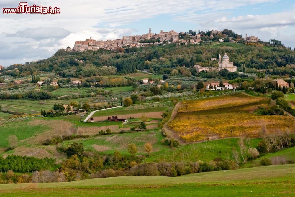 Immagine Montepulciano e la sua campagna, Toscana, Italia. Lo splendido panorama a perdita d'occhio che si può osservare dall'alto delle colline limitrofe.