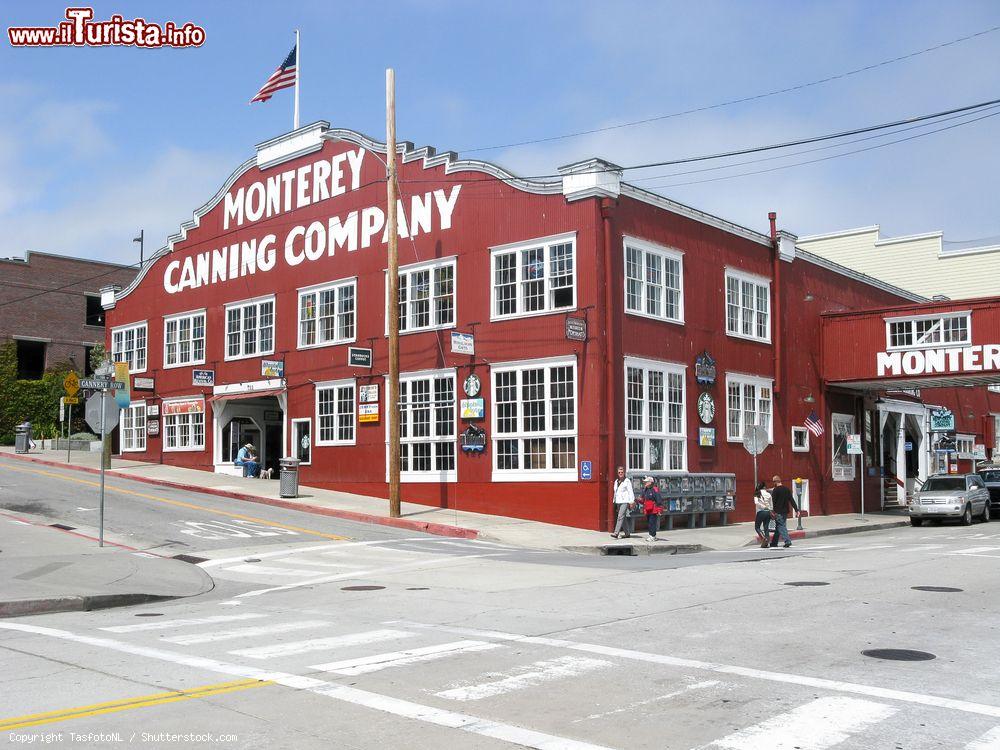 Immagine Montereym California: la Cannery Row e la compagnia Monterey Sardines Canning Company - © TasfotoNL / Shutterstock.com