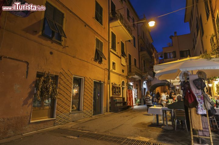 Immagine Monterosso al Mare by night, Liguria, Italia - Una delle viuzze di questo centro urbano ubicato in un piccolo e grazioso golfo naturale protetto da una scogliera artificiale nella riviera spezzina © Yuri Turkov / Shutterstock.com