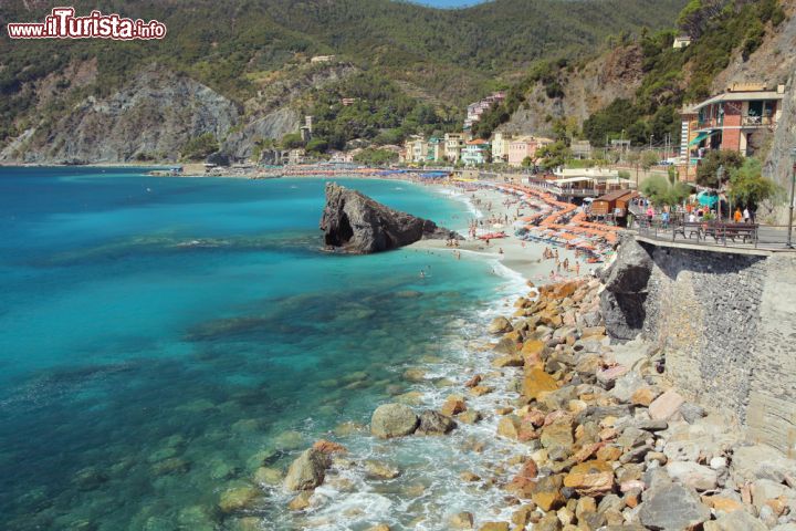 Immagine Monterosso al Mare, Cinque Terre, Italia - Assieme a Vernazza, Corniglia, Manarola e Riomaggiore, Monterosso al Mare è uno dei cinque borghi situato nel frastagliato tratto di costa della riviera ligure di levante fra Punta Mesco e Punta di Montenero. Dal 1997 fanno parte della lista del patrimonio dell'umanità stilata dall'Unesco © Lisa A / Shutterstock.com