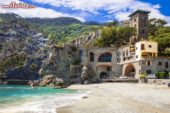 Immagine Monterosso al Mare, Liguria, Italia - Caratteristica di questo borgo ligure è la capacità di fondersi con la natura giocando con le rocce per creare sculture e camminamenti © leoks / Shutterstock.com