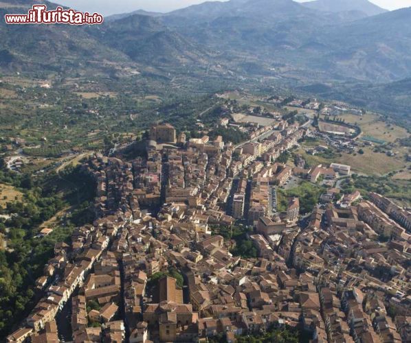 Immagine I monti delle Madonie e il borgo di Castelbuono in Sicilia - © luigi nifosi / Shutterstock.com