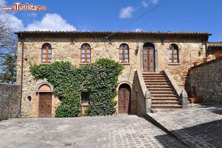 Immagine Montone, Umbria: una casa patrizia del centro storico del borgo nella Val Tiberina