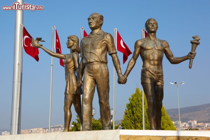 Immagine Monumento a Ataturk e ai Giovani a Kusadasi, Turchia - Con le bandiere turche sullo sfondo, quest'opera scultorea simboleggia pace e speranza. Il monumento celebra Mustafa Kemal Ataturk, militare e politico turco nonchè fondatore e primo presidente del paese: è considerato eroe nazionale e padre della Turchia moderna © Sean Nel / Shutterstock.com