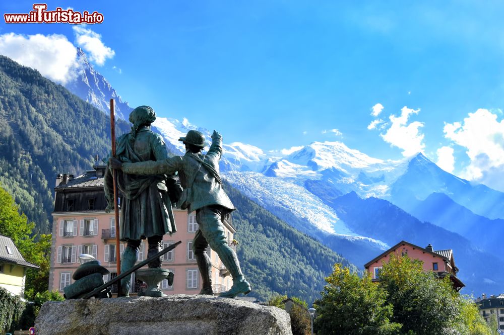 Immagine Monumento a Balmat e Saussure a Chamonix, Francia, con vista sul Monte Bianco in estate.