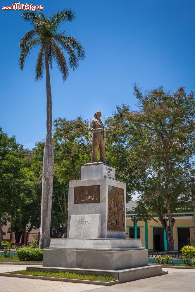 Immagine Il monumento a Carlos Manuel de Céspedes sull'omonima piazza el centro di Bayamo, Cuba. Céspedes guidò la rivolta armata contro gli spagnoli nel 1868.