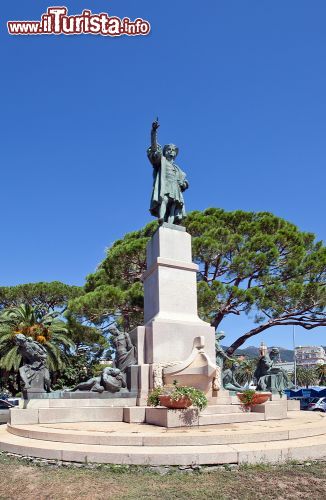 Immagine Il monumento a Cristoforo Colombo: simbolo ell'emigrazione rapallese - il monumento a Cristoforo Colombo, situato nel mezzo della rotonda Marconi, fu costruito nel 1914 come simbolo dell'emigrazione rapallese verso l'America e furono proprio gli stessi emigrati a finanziarne la costruzione, che avvenne poi per mano dello scultore italo-argentino Arturo Dresco. - © Joymsk140 / Shutterstock.com