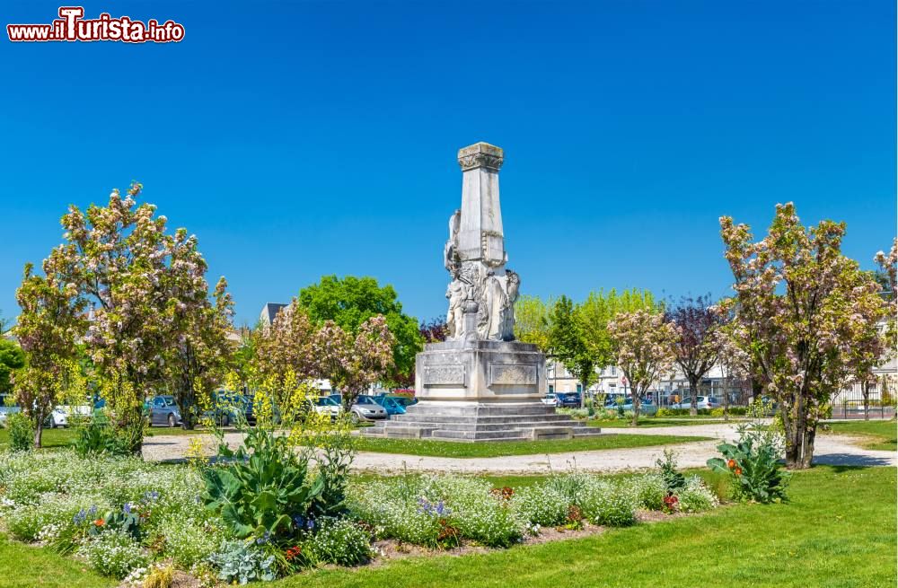 Immagine Monumento a Edouard Martell nella città di Cognac, Francia. A lui si deve nel 1912 la creazione dell'intramontabile Cordon Bleu, fra i più apprezzati cognac della linea Martell.