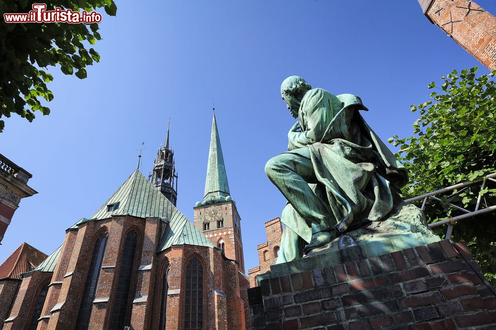 Immagine Monumento a Emanuel Geibel (1815-1884) nei pressi della chiesa di San Giacomo a Lubecca, Germania. Poeta e scrittore tedesco, Geibel fu autore di opere che inneggiavano all'unificazione della Germania sotto la Prussia.
