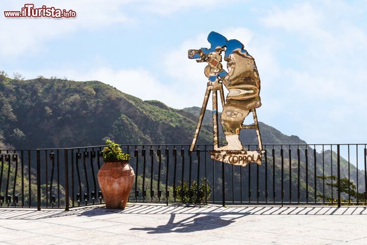 Immagine Il monumento a Francis Ford Coppola, il regista de Il Padrino, eretto nel borgo di Savoca in Sicilia, località della provincia di Messina utilizzata per molte delle scene del film - © vvoe / Shutterstock.com