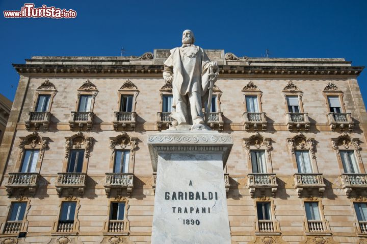 Immagine Il monumento a Garibaldi in centro a Trapani, Sicilia - © luigi nifosi / Shutterstock.com