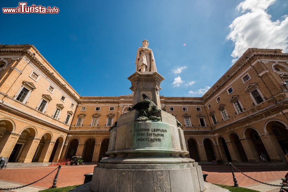 Immagine Monumento a Giacomo Leopardi nel centro di Recanati, Marche. S'innalza nel centro di Piazza Leopardi e venne eretto nel centenario della nascita (1898) dal Panichi. Il poeta è raffigurato con atteggiamento pensoso.