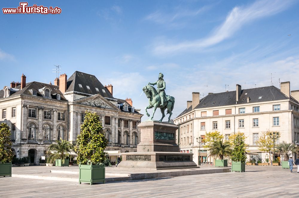 Immagine Monumento a Giovanna d'Arco in Place du Martroi a Orléans, Francia.