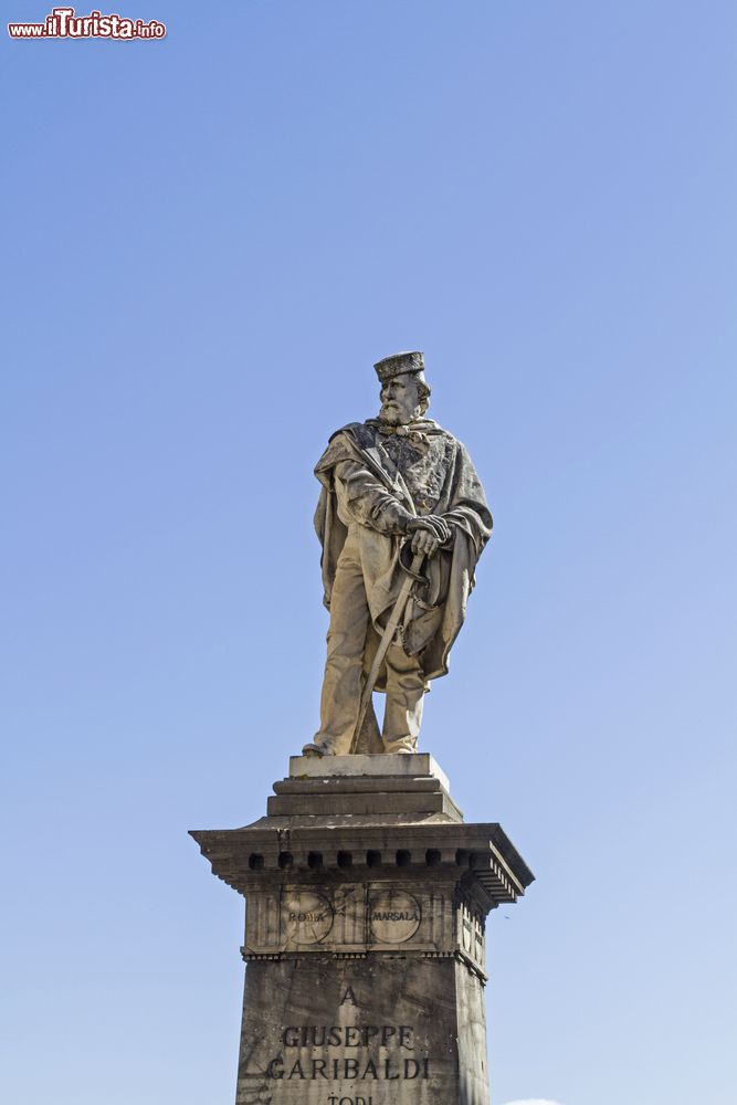 Immagine Monumento a Giuseppe Garibaldi nella città umbra di Todi, provincia di Perugia. In Piazza Garibaldi, al centro, s'innalza la statua dedicata all'eroe dei due mondi, opera di Giuseppe Frenguelli. Si racconta che Garibaldi, dopo la disfatta della Repubblica Romana, si sia ritirato a Todi assieme a Anita, in preda alle doglie.