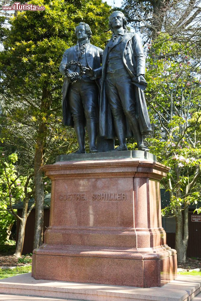 Immagine Monumento a Goethe e Schiller al Golden Gate Park di San Francisco, California. La scultura originale di Ernst Rietschel isi trova a Weimar in Germania.