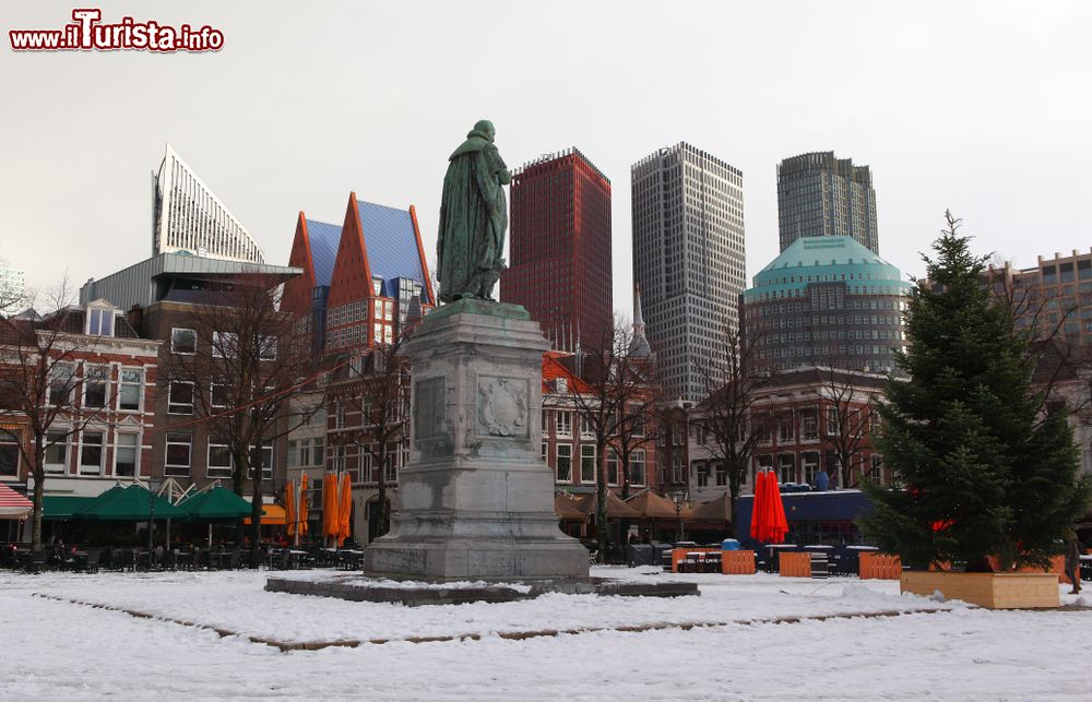 Immagine Monumento a Guglielmo III° d'Orange a Den Haag, Olanda, in inverno con la neve.