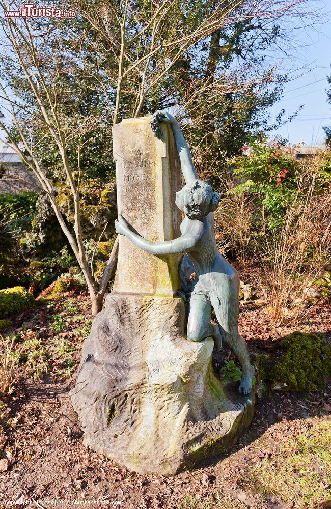 Immagine Monumento a Hegesippe Moreau (1810-1838) nel Garnier Garden della città di Provins, Francia.  Moreau (nato Pierre-Jacques Roulliot) fu un poeta lirico francese  - © Joymsk140 / Shutterstock.com