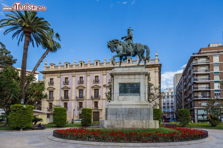 Immagine Il monumento a Jaime I, detto El Conquistador, fu inaugurato nel 1891 nel centro di Valencia (Spagna) - foto © Jose Luis Vega