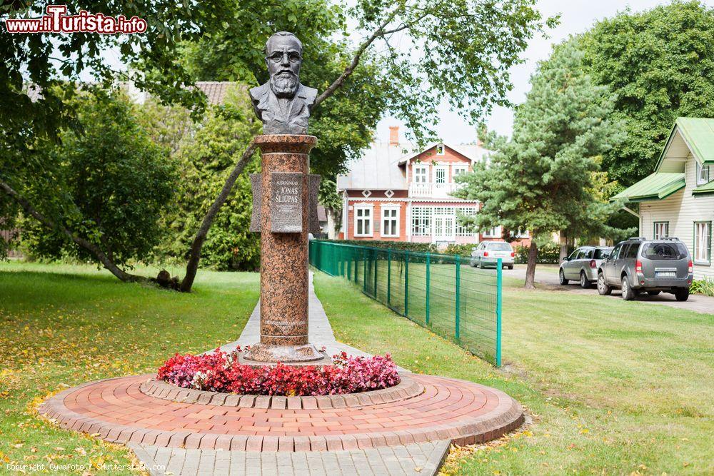 Immagine Monumento a Jonas Sliupas, primo sindaco di Palanga, Lituania, nel giardino della sua casa natale - © Gyvafoto / Shutterstock.com