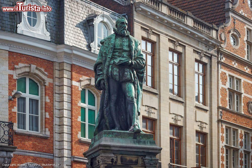 Immagine Monumento a Justus Lipsius in Lipsiusstraat a Leuven, Belgio. Eè stato filosofo, umanista e fondatore del Neosticismo, corrente filosofica del Tardo Rinascimento - © Alexey Pevnev / Shutterstock.com