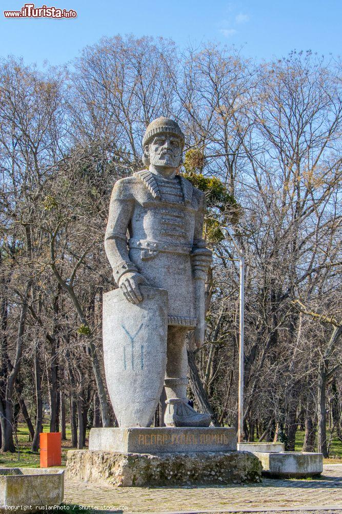 Immagine Monumento a Khan Asparuh nel centro di Varna, Bulgaria. E' stato sovrano del paese dal 679 al 700 oltre che fondatore del primo Impero bulgaro attorno al 680-681 - © ruslanPhoto / Shutterstock.com