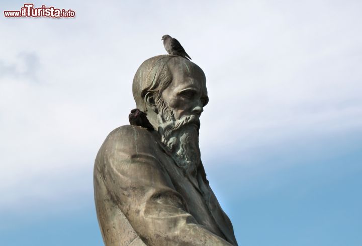 Immagine Monumento a Lev Tolstoy a Mosca, Russia - E' situata vicino alla metropolitana Lenin Library questa statua bronzea che rappresenta Tolstoy, scrittore, filosofo, educatore e attivista russo © kostin77 / Shutterstock.com