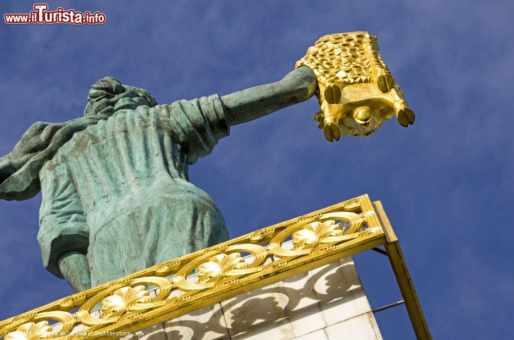 Immagine Il monumento a Medea in Piazza Europa a Batumi, Georgia. Raffigura Medea, figlia di Eete, re della Colchide; è stata realizzata nel 2007 da David Khmaladze grazie ad uno stanziamento governativo di circa 1.230.000 lari - © Andreas Wolochow / Shutterstock.com