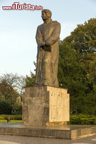Immagine Monumento a Mickiewicz a Poznan, Polonia - Ritrae il poeta e patriota polacco Adam Mickiewicz questa statua in bronzo collocata nel centro di Poznan © villorejo / Shutterstock.com