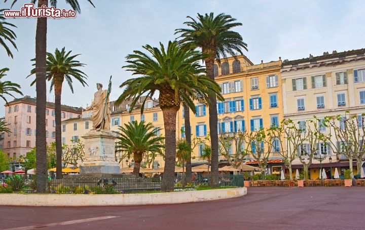 Immagine Monumento a Napoleone Bonaporte in Boulevard General de Gaulle a Bastia, Corsica. A fare da cornice a quesa scultura sono fiori e palme - © eFesenko / Shutterstock.com