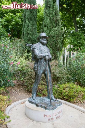 Immagine Monumento a Paul Cezanne a Aix-en-Provence, Francia - Pittore francese più enigmatico di tutta la pittura post impressionista, Cezanne nacque a Aix en Provence nel 1839: in questa soleggiata cittadina della Francia meridionale trascorse la maggior parte della sua vita anche se per alcuni periodi visse a Parigi dove entrò in contatto con pittori come Degas, Renoir e Monet. La città ricorda il suo illustre cittadino con un monumento commemorativo ospitato in un parco © Julia Kuznetsova / Shutterstock.com