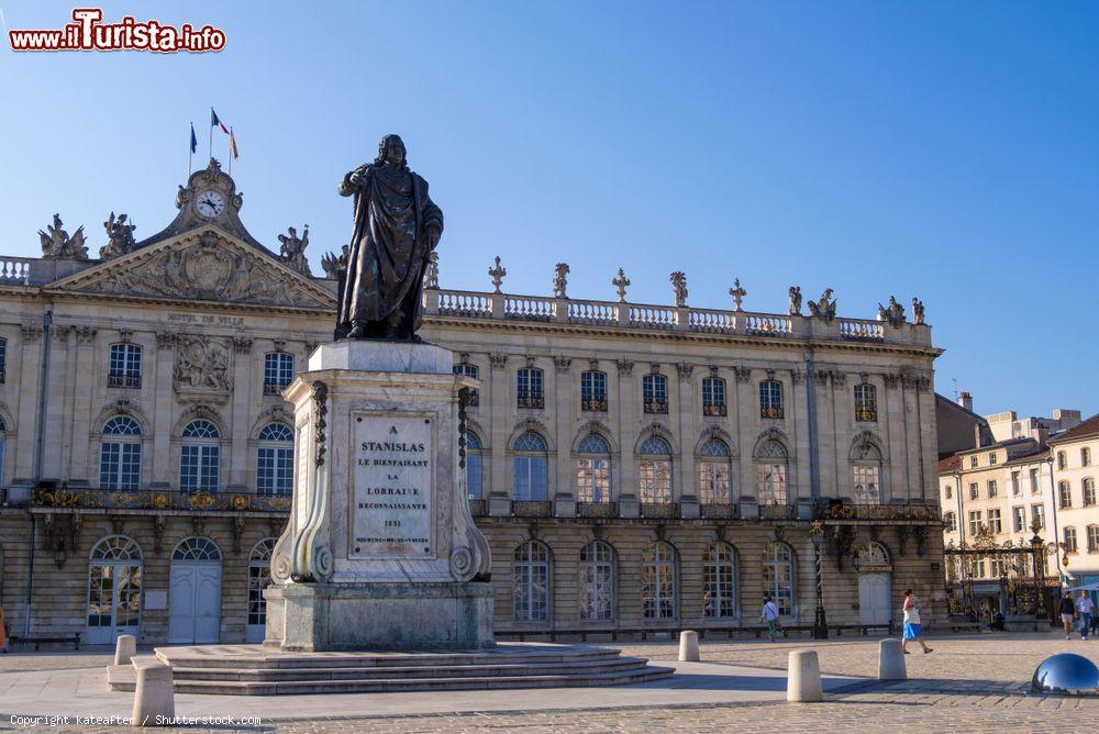 Immagine Monumento a Stanislao I° di Polonia in piazza Stanislao a Nancy, Francia. Sullo sfondo, l'Hotel de Ville - © kateafter / Shutterstock.com