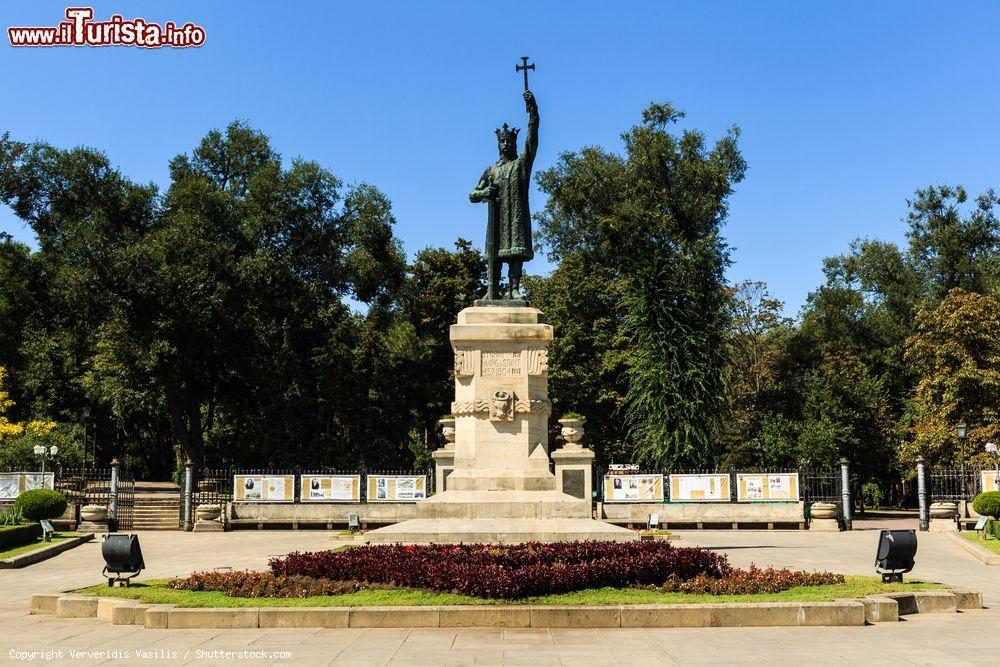 Immagine Il monumento a Stefano il Grande a Chisinau, Moldavia. Nel centro della capitale sorge questo monumento simbolo innalzato in onore dell'unico sovrano del paese ad aver regnato per quasi 50 anni, dal 1457 al 1504. E' stato un eroe nazionale conosciuto in tutta Europa per aver combattuto una lunga guerra contro i Turchi - © Ververidis Vasilis / Shutterstock.com