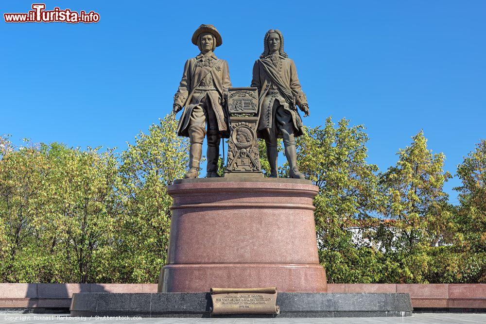 Immagine Monumento a Tatishchev e de Gennin a Ekaterinburg, Russia. La scultura è stata realizzata da Peter Chusovitin e inaugurata il 14 Agosto 1998 per commemorare il 1275esimo anniversario della città  - © Mikhail Markovskiy / Shutterstock.com