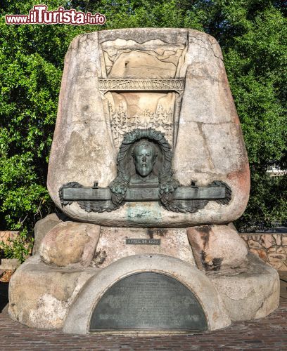 Immagine Monumento a Theodore Dehone Judah a Sacramento, California - Capo ingegnere civile della Central Pacific Railroad, la prima ferrovia transcontinentale, questo americano svolse un ruolo di primaria importanza nella promozione, istituzione e design della CPRR: a lui si deve gran parte del lavoro di rilevamento topografico per determinare il migliore percorso per la tratta ferroviaria nelle montagne della Sierra Nevada. In questa immagine, un monumento funebre in suo onore nella vecchia Sacramento © Felix Lipov / Shutterstock.com
