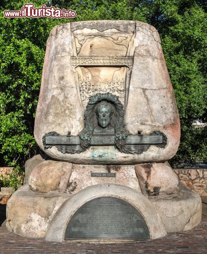 Immagine Monumento a Theodore Dehone Judah a Sacramento, California - Capo ingegnere civile della Central Pacific Railroad, la prima ferrovia transcontinentale, questo americano svolse un ruolo di primaria importanza nella promozione, istituzione e design della CPRR: a lui si deve gran parte del lavoro di rilevamento topografico per determinare il migliore percorso per la tratta ferroviaria nelle montagne della Sierra Nevada. In questa immagine, un monumento funebre in suo onore nella vecchia Sacramento © Felix Lipov / Shutterstock.com