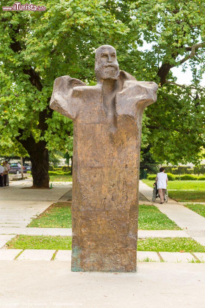 Immagine Monumento a Theofan Fan Stilian Noli a Tirana, Albania. E' stato un politico, traduttore, giornalista, compositore e vescovo ortodosso - © Tomasz Wozniak / Shutterstock.com