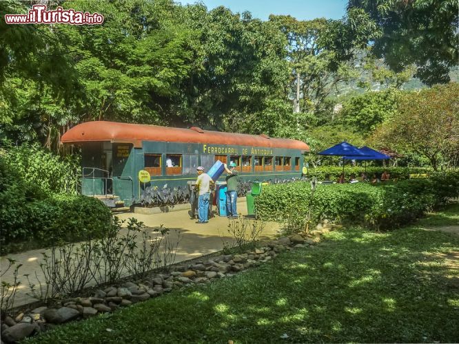Immagine Monumento a un antico treno nel parco botanico di Medellin, Colombia - © DFLC Prints / Shutterstock.com
