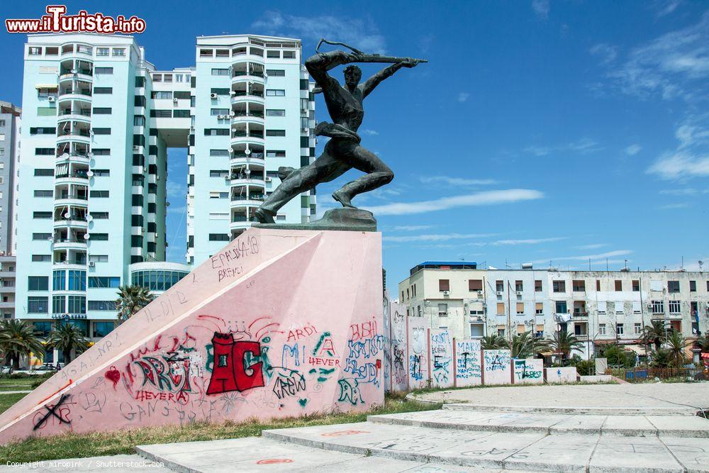 Immagine Il monumento a un soldato ignoto nella città di Durazzo, Albania - © miropink / Shutterstock.com